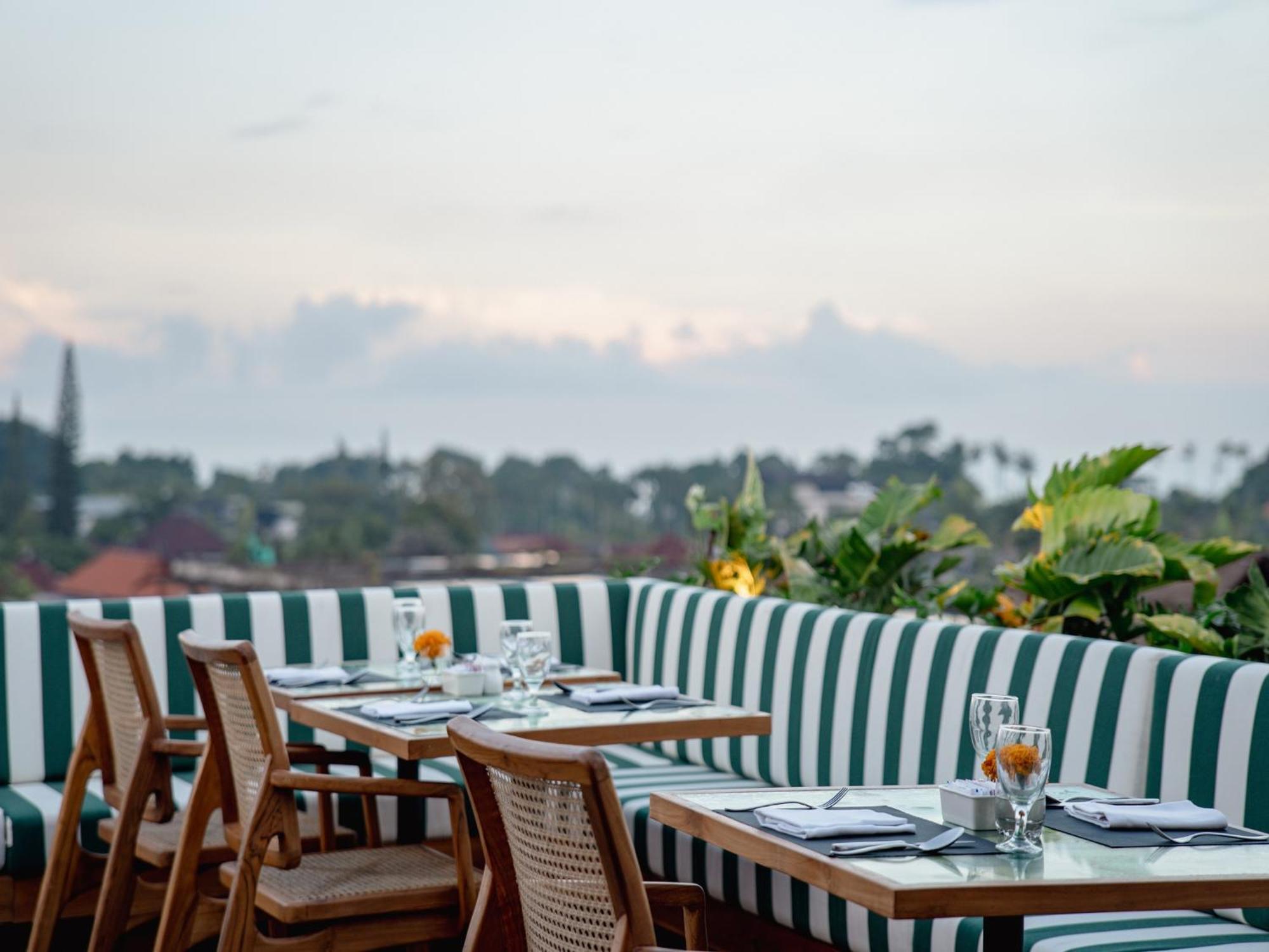 Отель Cross Paasha Bali Seminyak Экстерьер фото