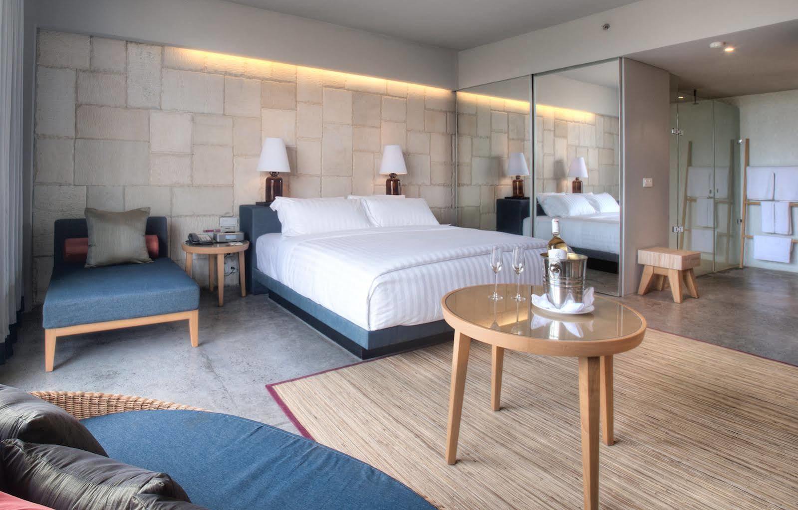 Отель Cross Paasha Bali Seminyak Экстерьер фото